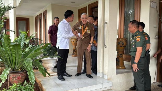 Gibran sambangi kediaman Try Sutrisno. (Dok. Setwapres RI)