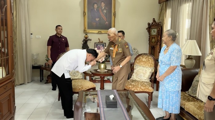 Gibran sambangi kediaman Try Sutrisno. (Dok. Setwapres RI)