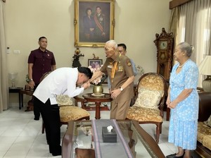 Gibran Cium Tangan dan Gandeng Try Sutrisno, Sempat Bahas Kesehatan Jokowi