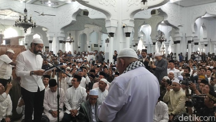 Gubernur Aceh Muzakir Manaf (Mualem) mengukuhkan Abu Paya Pasi sebagai imam Masjid Baiturrahman. (Agus Setyadi/detikSumut)