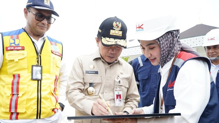 Gubernur Jambi Al Haris usai tinjau jalan Tol Trans Sumatera di Jambi