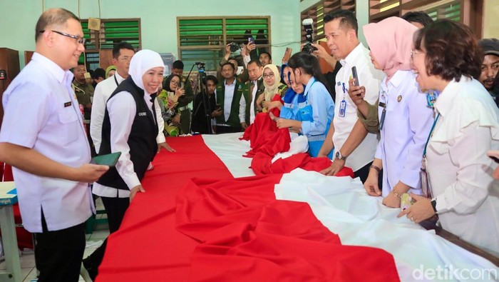 Gubernur Jawa Timur Khofifah Indar Parawansa jahit bendera Merah Putih terpanjang