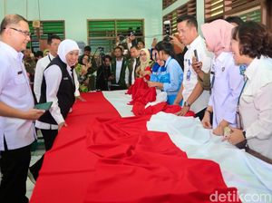 Khofifah & Ribuan Siswa Jatim Jahit Bendera Merah Putih Terpanjang