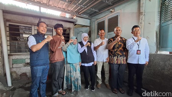Gubernur Jawa Timur, Khofifah Indar Parawansa mengunjungi kediaman Soetari