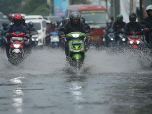Video Banjir Rendam Jalan Raden Saleh Tangerang, Lalin Macet