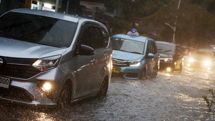 Flyover Pesing Jakbar Tergenang gegara Saluran Air Tersumbat