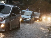 Flyover Pesing Jakbar Tergenang gegara Saluran Air Tersumbat