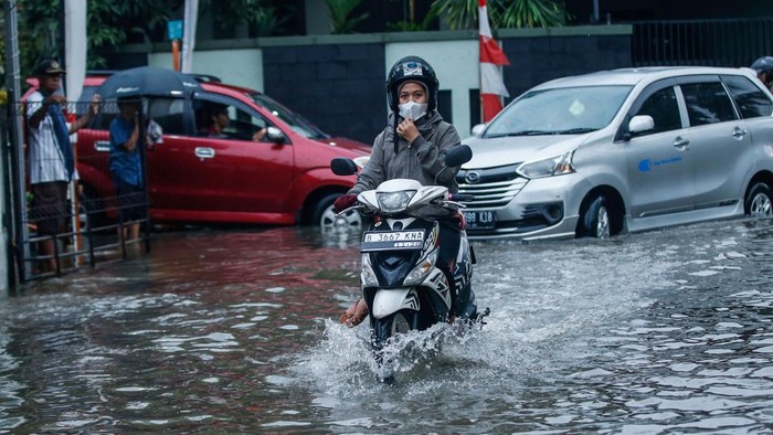 Bertambah, Banjir Rendam 45 RT dan 22 Ruas Jalan di Jakarta Sore Ini