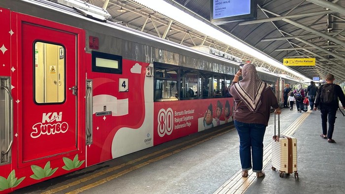 Ilustrasi penumpang dan rangkaian kereta api menyambut Hari Kemerdekaan ke-80 RI