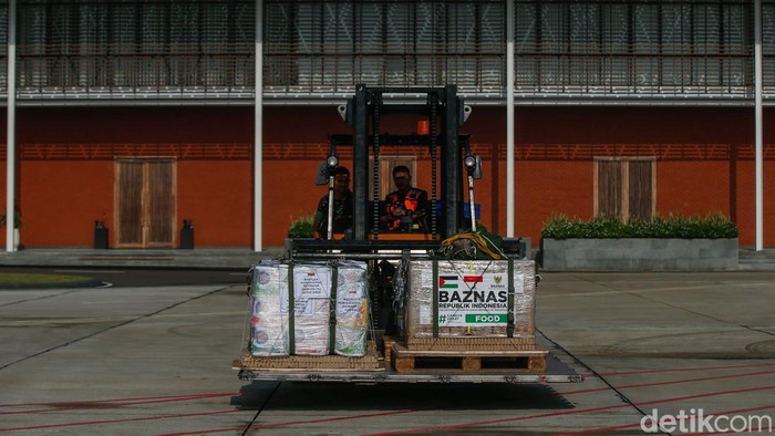 Satgas Garuda Merah Putih II mengirimkan bantuan ke Gaza di Pangkalan Angkatan Udara (Lanud) Halim Perdanakusuma, Jakarta, Rabu (13/8/2025).