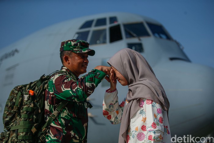 Satgas Garuda Merah Putih II mengirimkan bantuan ke Gaza di Pangkalan Angkatan Udara (Lanud) Halim Perdanakusuma, Jakarta, Rabu (13/8/2025).