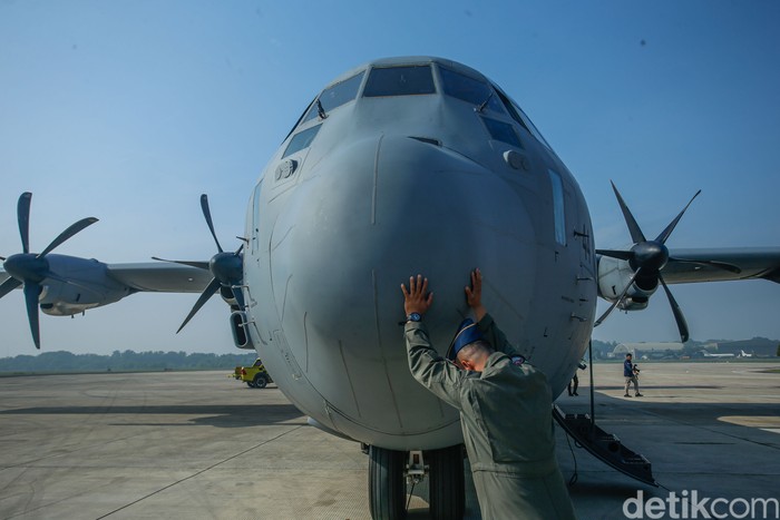 Satgas Garuda Merah Putih II mengirimkan bantuan ke Gaza di Pangkalan Angkatan Udara (Lanud) Halim Perdanakusuma, Jakarta, Rabu (13/8/2025).