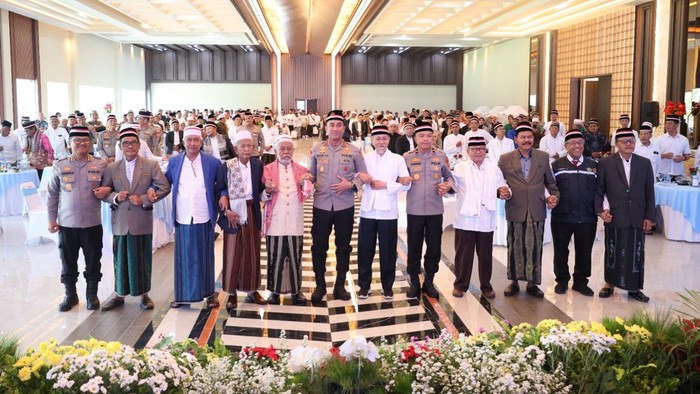 Kapolda Banten Irjen Suyudi Ario Seto menggelar doa bersama menjelang peringatan HUT ke-80 RI. Dalam acara tersebut, Suyudi menyampaikan pamit kepada para ulama Banten.