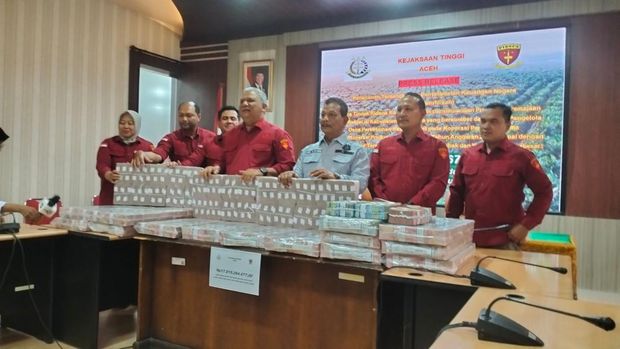 Jaksa menunjukkan barang bukti uang sebesar Rp 17 miliar terkait kasus korupsi yang melibatkan anggota DPRD Aceh Besar daSekda Aceh Besar. (Agus Setyadi/detikSumut)