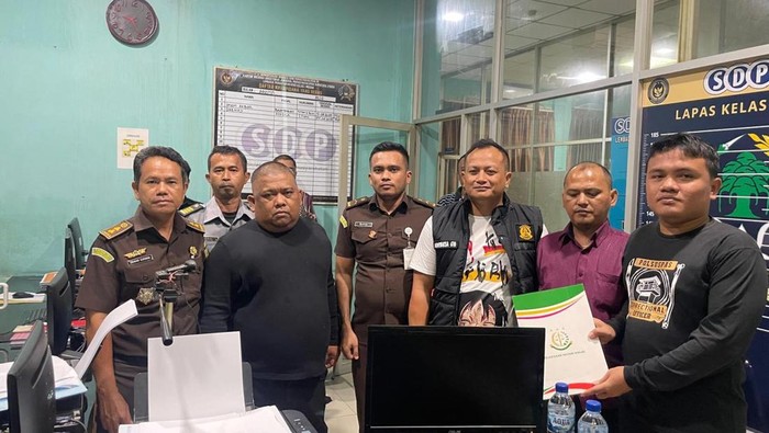 Jaksa saat mengeksekusi Samsul Tarigan. (dok. Kejari Binjai)