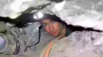 Terletak di Utah, Gua Nutty Putty terkenal karena lorong-lorongnya yang sangat sempit. Meski demikian, Nutty Putty populer di kalangan penjelajah gua. Di 2009, John Edward Jones dan tiga temannya memasuki gua tersebut untuk menemukan The Birth Canal, lorong sempit dengan belokan di ujungnya. Jones masuk ke dalam gua, tapi terjebak dalam keadaan terbalik dan tertelungkup. Tidak seorang pun dapat mengeluarkannya meski menggunakan sistem tali dan katrol serta berbagai upaya lain. Setelah lebih dari 24 jam, Jones serangan jantung dan meninggal. Gua itu dianggap terlalu berbahaya dan ditutup dengan jasad Jones masih di dalamnya.Foto: Ladbible