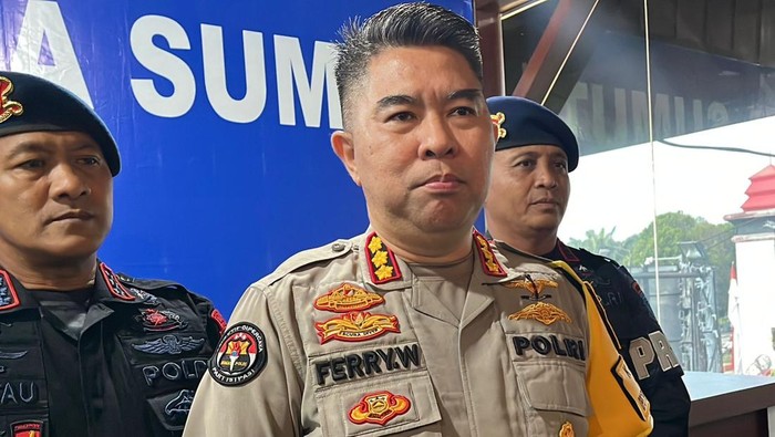 Kabid Humas Polda Sumut Kombes Ferry (tengah) dan Dansat Brimob Polda Sumut Kombes Rantau saat konferensi pers. (Foto: Finta Rahyuni/detikSumut)