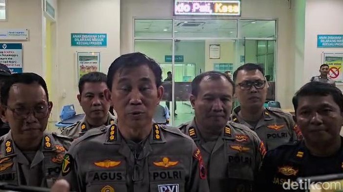 Kabiddokkes Polda Jateng, Kombes Pol. drg. Agustinus M.H.T saat selepas menjenguk anggota yang luka selepas aksi demo Bupati Pati, Rabu (13/8/2025).