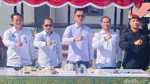 Kalapas Kelas IIB Karangasem I Wayan Bondan Wahyu Kusuma Dusak (tengah) saat membeberkan hasil penggeledahan di dalam Lapas, Rabu (13/8/2025).