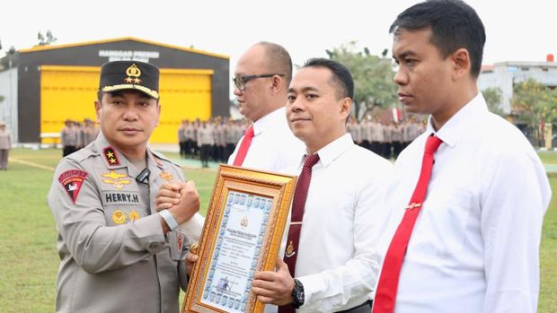 Kapolda Riau Irjen Herry Heryawan memberikan penghargaan kepada personel berprestasi.