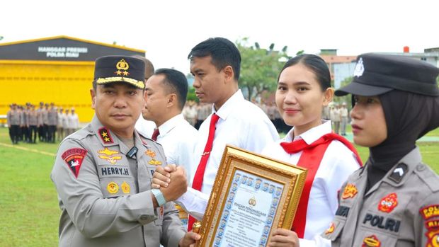 Kapolda Riau Irjen Herry Heryawan memberikan penghargaan kepada personel berprestasi.