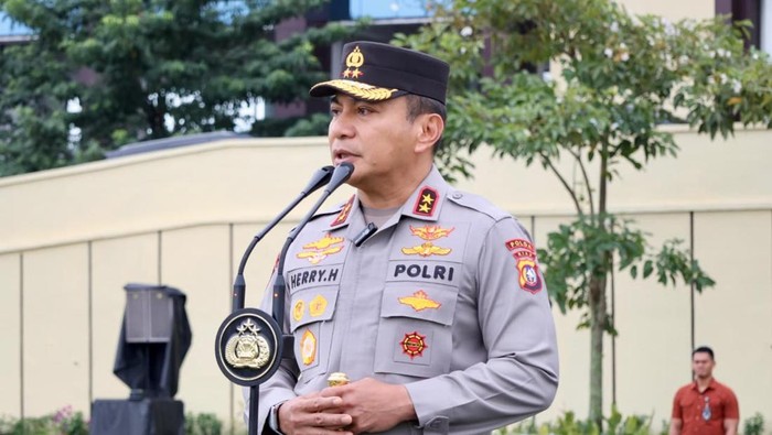 Kapolda Riau Irjen Herry Heryawan memberikan penghargaan kepada personel berprestasi.
