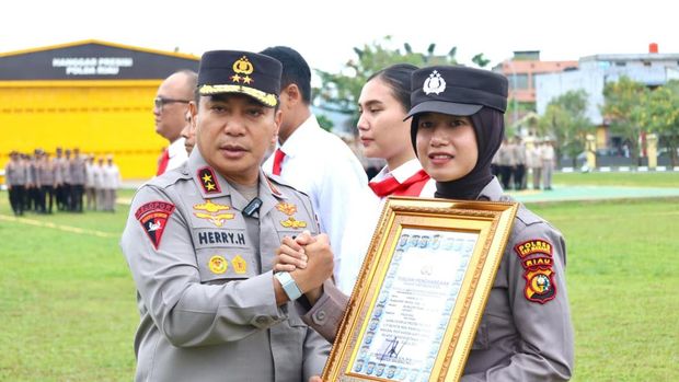 Kapolda Riau Irjen Herry Heryawan memberikan penghargaan kepada personel berprestasi.