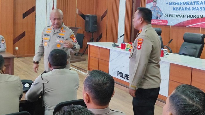 Kapolres Serang AKBP Condro Sasongko memberi arahan kepada jajarannya