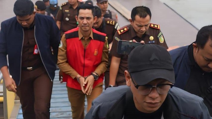 Karangan bunga yang di kirim warga Desa Perayun usai penetapan kepala desa Berinisial TM sebagai tersangka.(Istimewa)