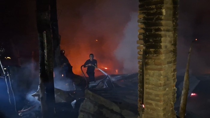 Kondisi tempat produksi meja biliar di Desa Gendingan, Kecamatan Kedungwaru, Tulungagung ludes terbakar