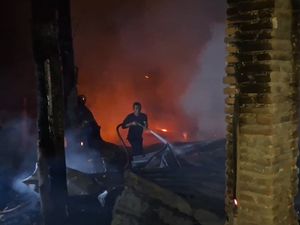 Tempat Produksi Meja Biliar di Tulungagung Ludes Terbakar