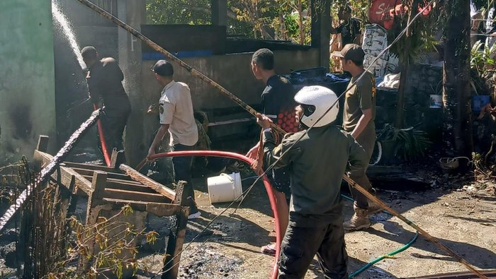 Petugas gabungan memadamkan api pada rumah dua lantai yang terbakar di Labuan Bajo, Manggarai Barat, NTT, Rabu (13/8/2025).
