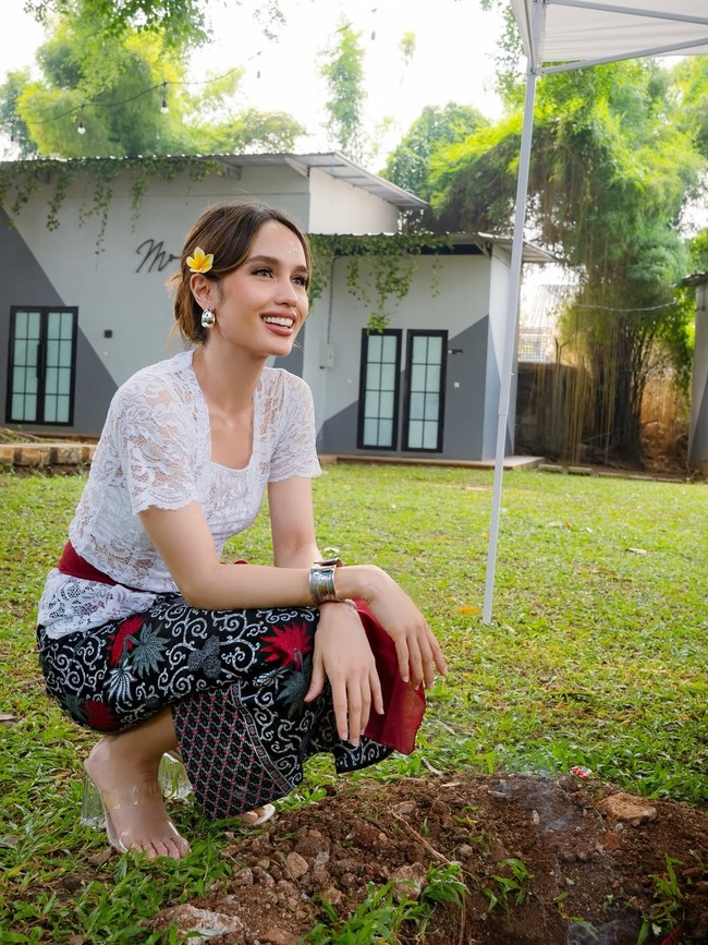 Paduan busana ini menonjolkan nuansa tradisional tapi tetap modis untuk acara formal maupun santai di Hari Kemerdekaan RI yang ke-80. Foto: Instagram/@claurakiehl