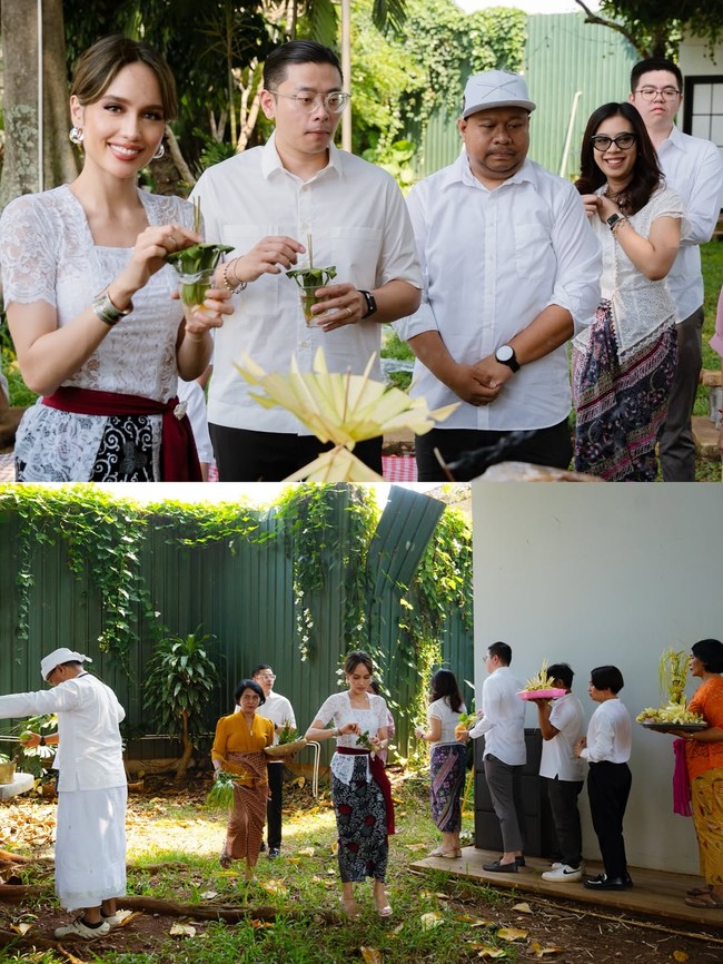 Batik bermotif klasik dengan aksen merah dan hitam memberi kontras yang cantik pada kebaya putih, sekaligus menonjolkan kekayaan budaya Indonesia.   Foto: Instagram/@claurakiehl