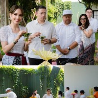 Batik bermotif klasik dengan aksen merah dan hitam memberi kontras yang cantik pada kebaya putih, sekaligus menonjolkan kekayaan budaya Indonesia.   Foto: Instagram/@claurakiehl