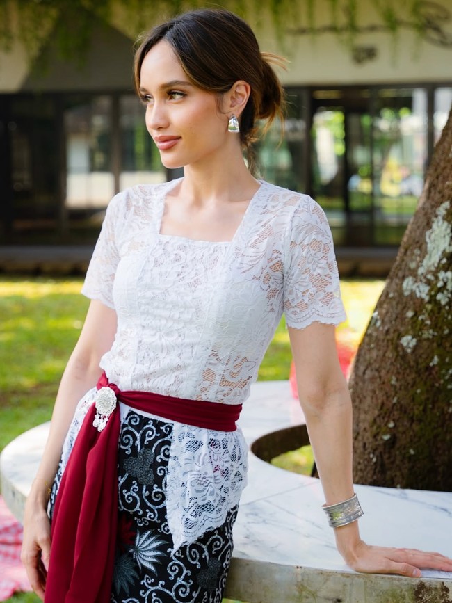 Cinta Laura mengenakan kebaya lengan pendek berbahan lace putih dari koleksi Rumah Sraddha Semesta, memberi sentuhan anggun namun tetap segar untuk perayaan kemerdekaan.   Foto: Instagram/@claurakiehl