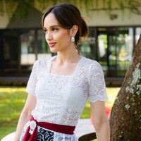 Cinta Laura mengenakan kebaya lengan pendek berbahan lace putih dari koleksi Rumah Sraddha Semesta, memberi sentuhan anggun namun tetap segar untuk perayaan kemerdekaan.   Foto: Instagram/@claurakiehl