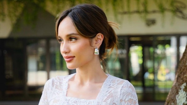 Inspirasi Busana Merah-Putih Stylish ala Cinta Laura untuk 17 Agustus-an