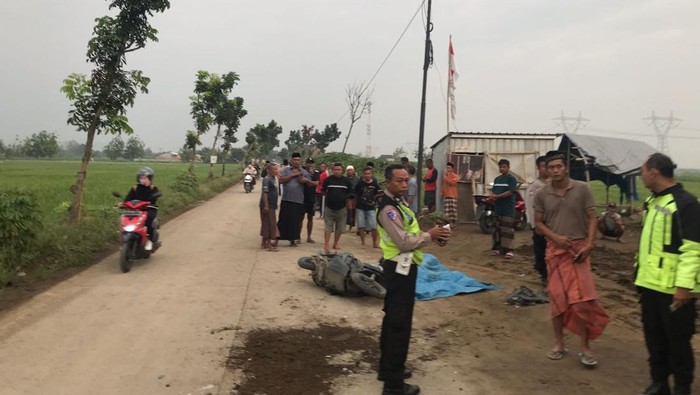 Situasi lokasi kejadian pemotor tewas menabrak bokong truk di Jalan Desa Dawungsari, Pegandon, Kendal, Rabu (13/8/2025) pagi.