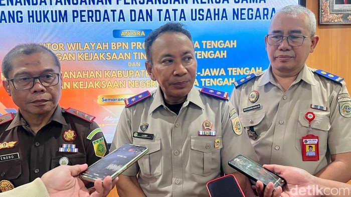 Kepala Kanwil ATR/BPN Jateng, Lampri, dan Kepala Kejaksaan Tinggi Jateng, Hendro Dewanto (kiri), di Semarang, Rabu (13/8/2025).