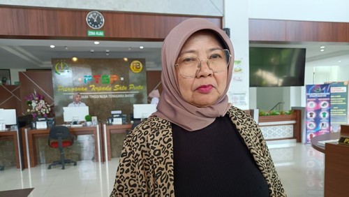 Ketua DPRD NTB, Baiq Isvie Rupaeda, baru keluar dari ruangan penyidik Aspidsus Kejati NTB seusai diperiksa terkait dugaan korupsi dana Pokir 2025, Rabu (13/8/2025). (Abdurrasyid Efendi/detikBali)