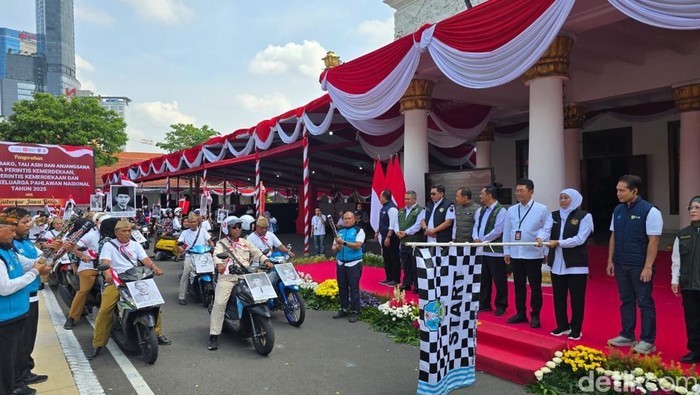 Khofifah Lepas Tim Relawan Antarkan Tali Asih ke Perintis Kemerdekaan