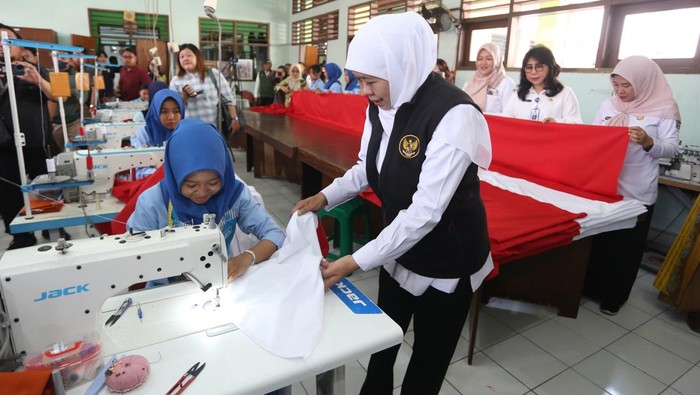 Khofifah Menjahit Merah Putih Bareng Ribuan Pelajar Jatim Gubernur Jawa Timur Khofifah Indar Parawansa (tengah) menjahit Bendera Merah Putih di ruang praktik busana SMK Negeri 8, Surabaya, Jawa Timur, Rabu (13/8/2025). Kegiatan yang diikuti 8.000 guru dan siswa dari 161 SMA, SMK dan SLB di Jawa Timur tersebut guna menumbuhkan semangat nasionalisme pada generasi z. ANTARA FOTO/Moch Asim