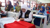 Dengan menggunakan mesin jahit, Khofifah tampak bersemangat merangkai potongan kain merah dan putih menjadi bendera. Ia menyebut kegiatan ini sebagai simbol kebersamaan sekaligus cara kreatif untuk menumbuhkan rasa cinta tanah air pada generasi muda, khususnya generasi Z. ANTARA FOTO/Moch Asim