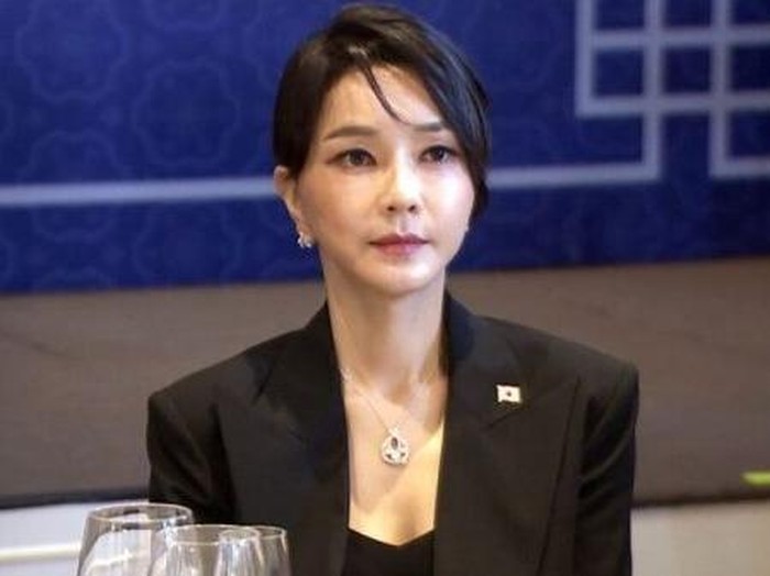 Kalung liontin mewah Kim Keon Hee menuai sorotan usai ditangkap atas tuduhan kasus suap hingga manipulasi saham.