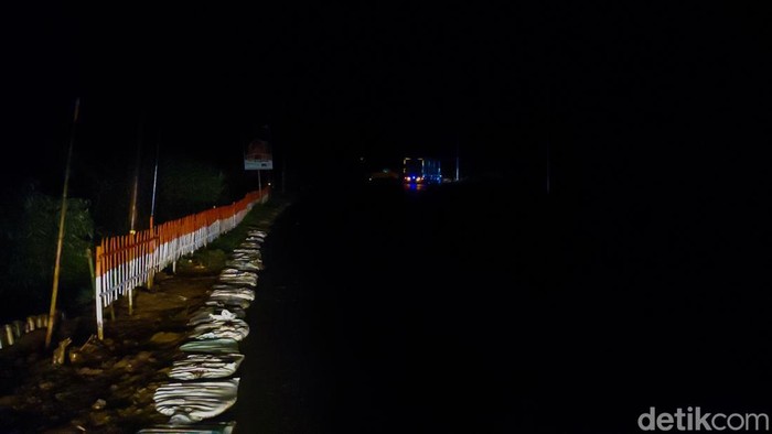 Kondisi Jalan Raya Subang yang Gelap usai Warung Dibongkar