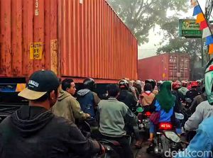 Kontainer Nyangkut di Pohon, Lalin Parungkuda-Pakuwon Sukabumi Macet