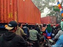 Kontainer Nyangkut di Pohon, Lalin Parungkuda-Pakuwon Sukabumi Macet