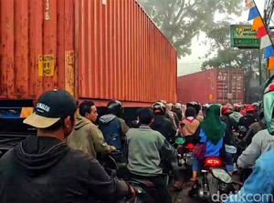 Kontainer Nyangkut di Pohon, Lalin Parungkuda-Pakuwon Sukabumi Macet