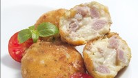 Kroket juga termasuk contoh makanan warisan zaman Belanda. Di Belanda sendiri ada croquettes yang berisikan kentang super lembut dengan paduan daging sapi cincang dan keju. Biasanya dinikmati bersama mustard. Foto: Getty Images/Rudi Kurnia Putra
